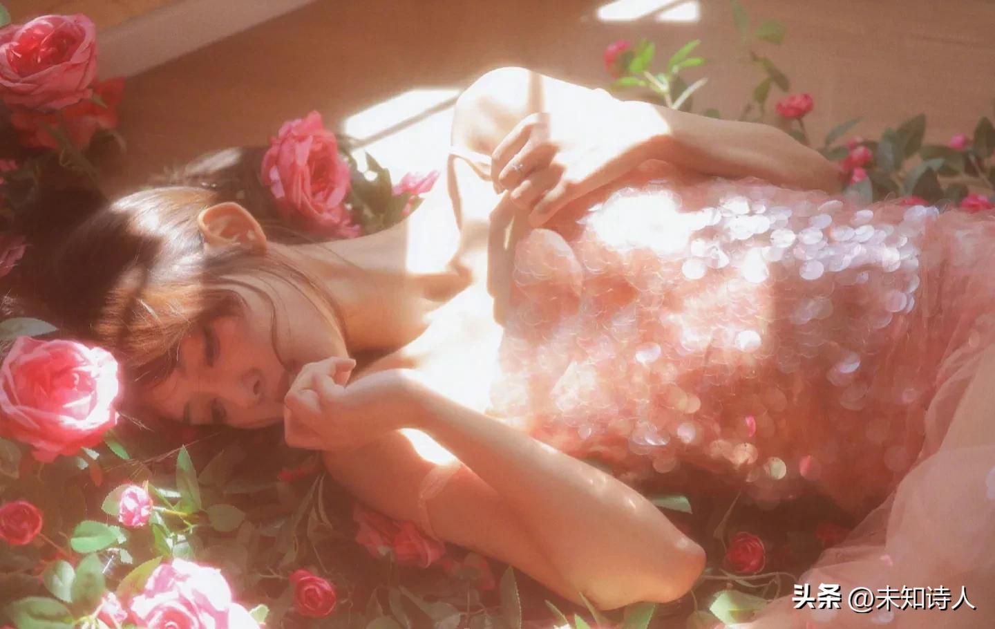 阳光穿过窗口玻璃，直接射在美女身上，曼妙的身姿若隐若现！