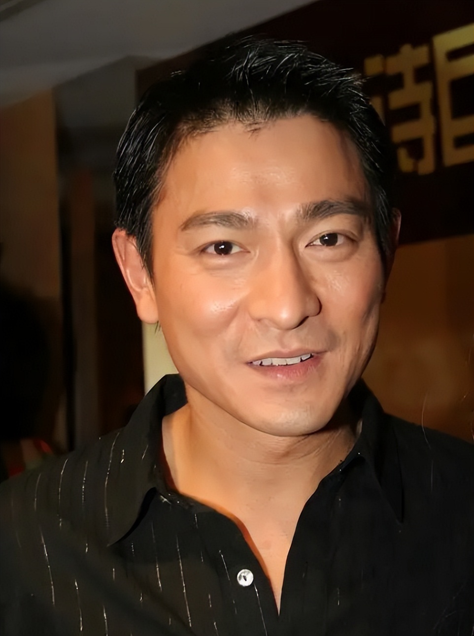 刘德华回老家认祖归宗故事,1997年刘德华回到家乡新会认祖