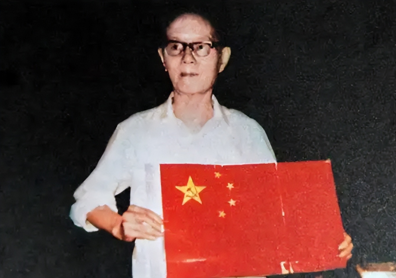 选*旗国**时，“五星红旗”仅有15票，185票的三号作品为什么落选？