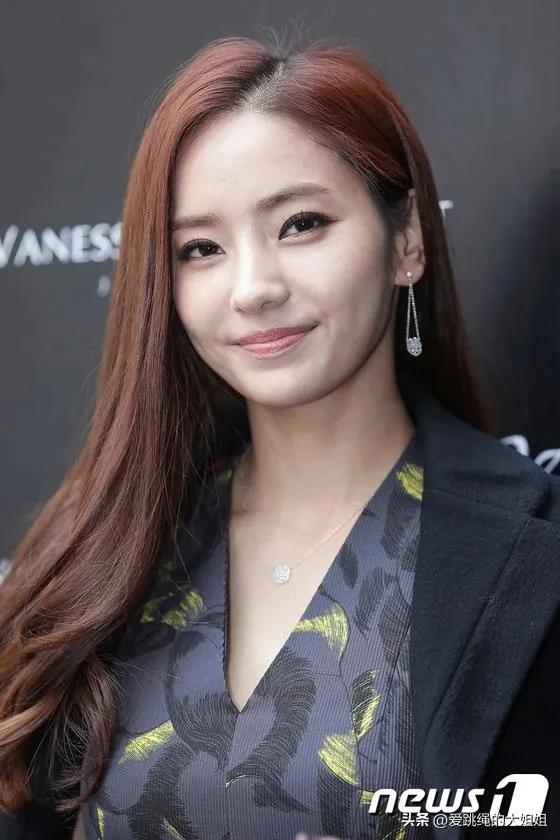 lisa和韩彩英谁是真人芭比 (韩彩英吊带)