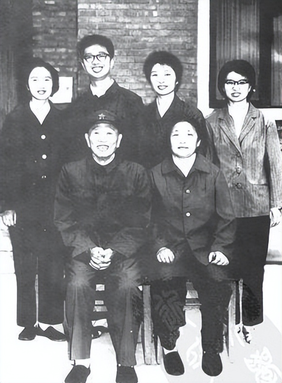 邓华缴获5箱白金龙香烟，仅分毛*东泽**1支，主席笑言：真是财不露白