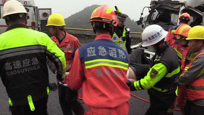 g25长深高速因大雾发生两货车追尾,高速两辆货车追尾乘客死亡