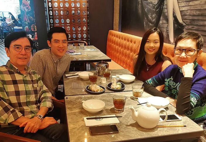 癌症也不能让他们分开，宠妻48年的姜大卫献吻为妻庆生