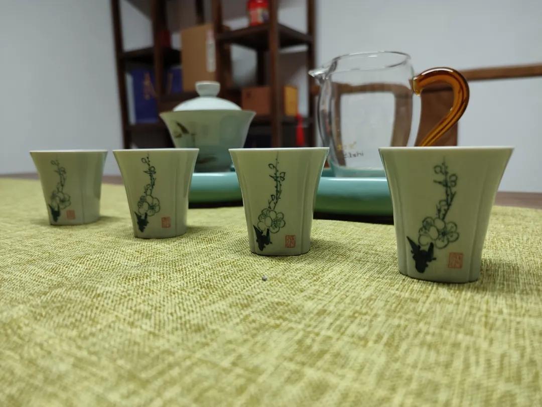 活跃在直播间里的老板们，他要连续直播1001夜