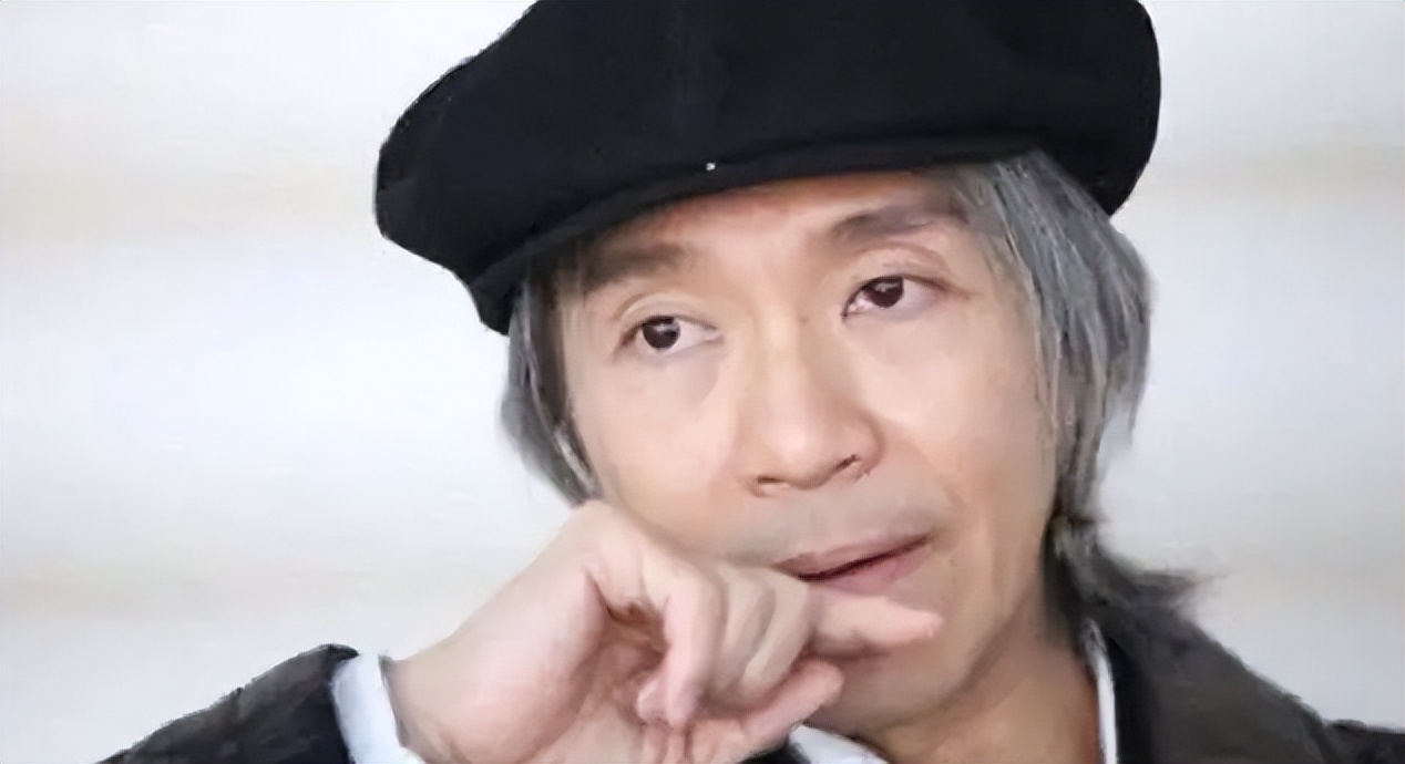 少林足球星爷拍照姿势图片,少林足球周星驰看球鞋那段