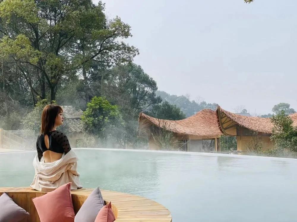 神仙眷侣辞掉高薪工作，爆改废弃山谷，悬崖高空造无边恒温泡池