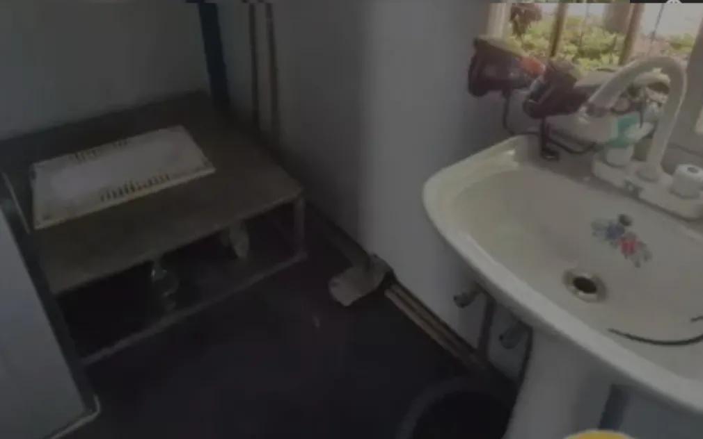 红色城市猎人开营，所谓“营地”在荒地，住的是临时工棚…