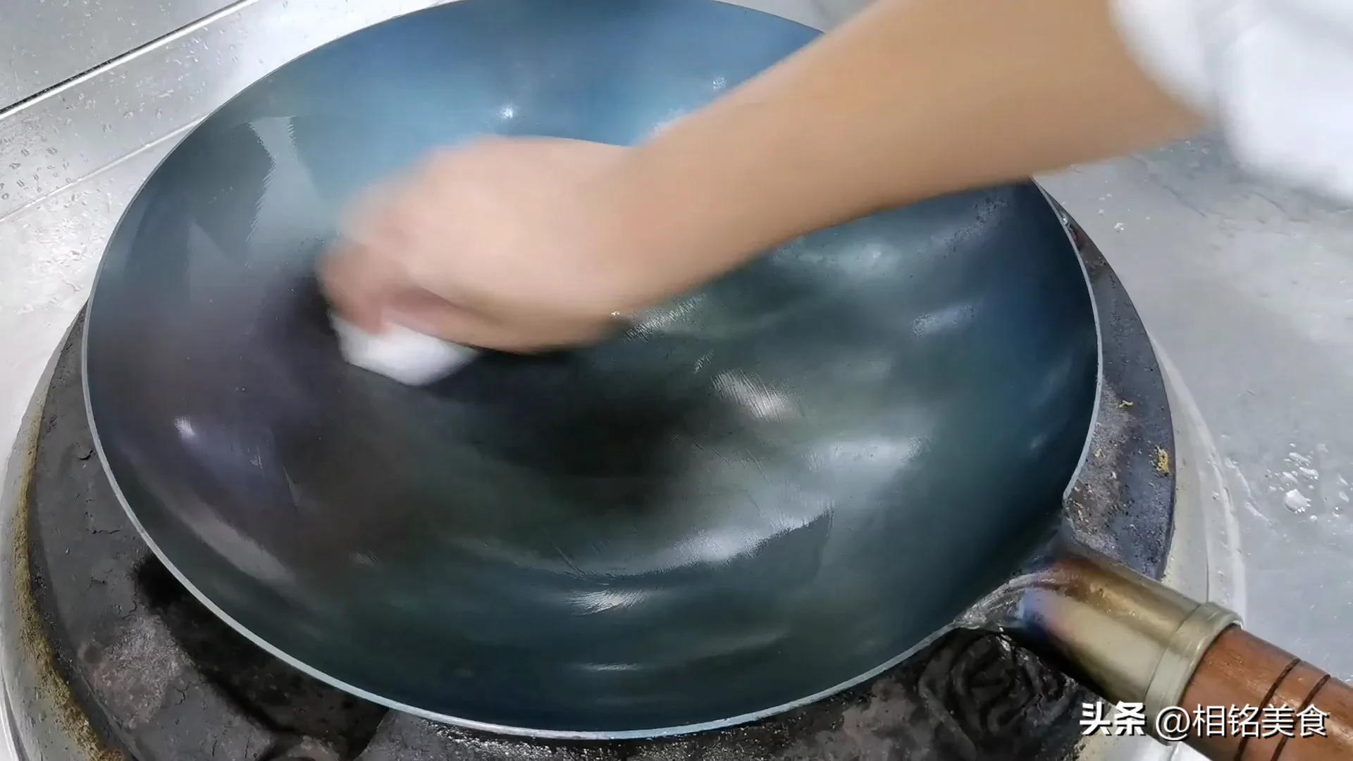 新铁锅怎样开锅小妙招视频,不粘锅的铁锅最佳开锅方法