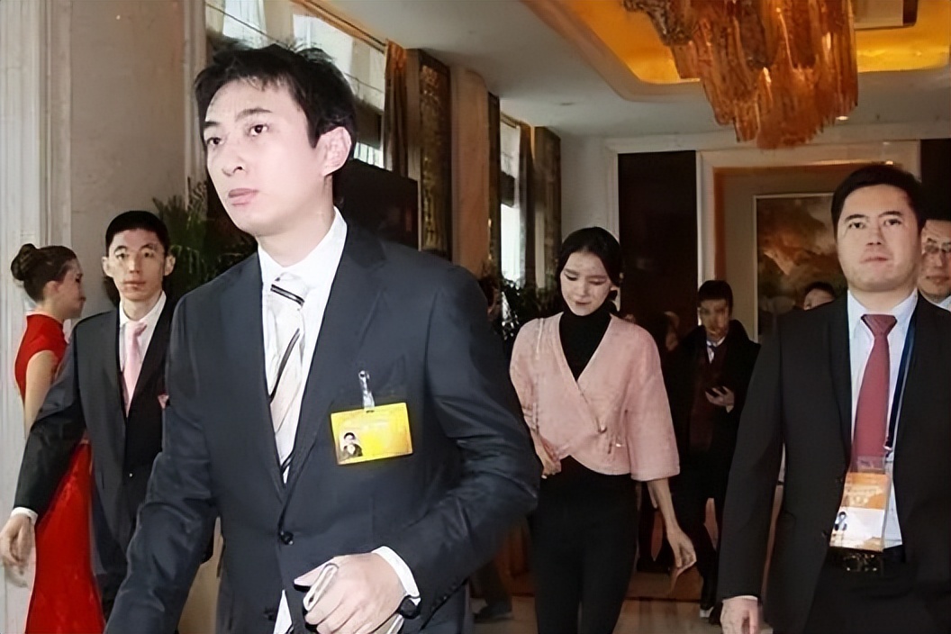 王思聪疑借好友900多万手表炫富，身边女伴颜值普通，身份惹热议