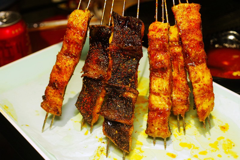 烤鱼籽烤鱼泡初体验不淡定，厦门火车站初九烧烤，撸串喝酒好实在