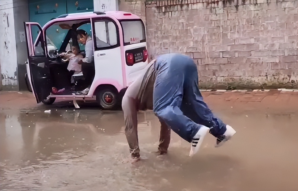 山东小伙靠“三脚猫功夫”走红，获赞乡村洪金宝，网友为啥半服？