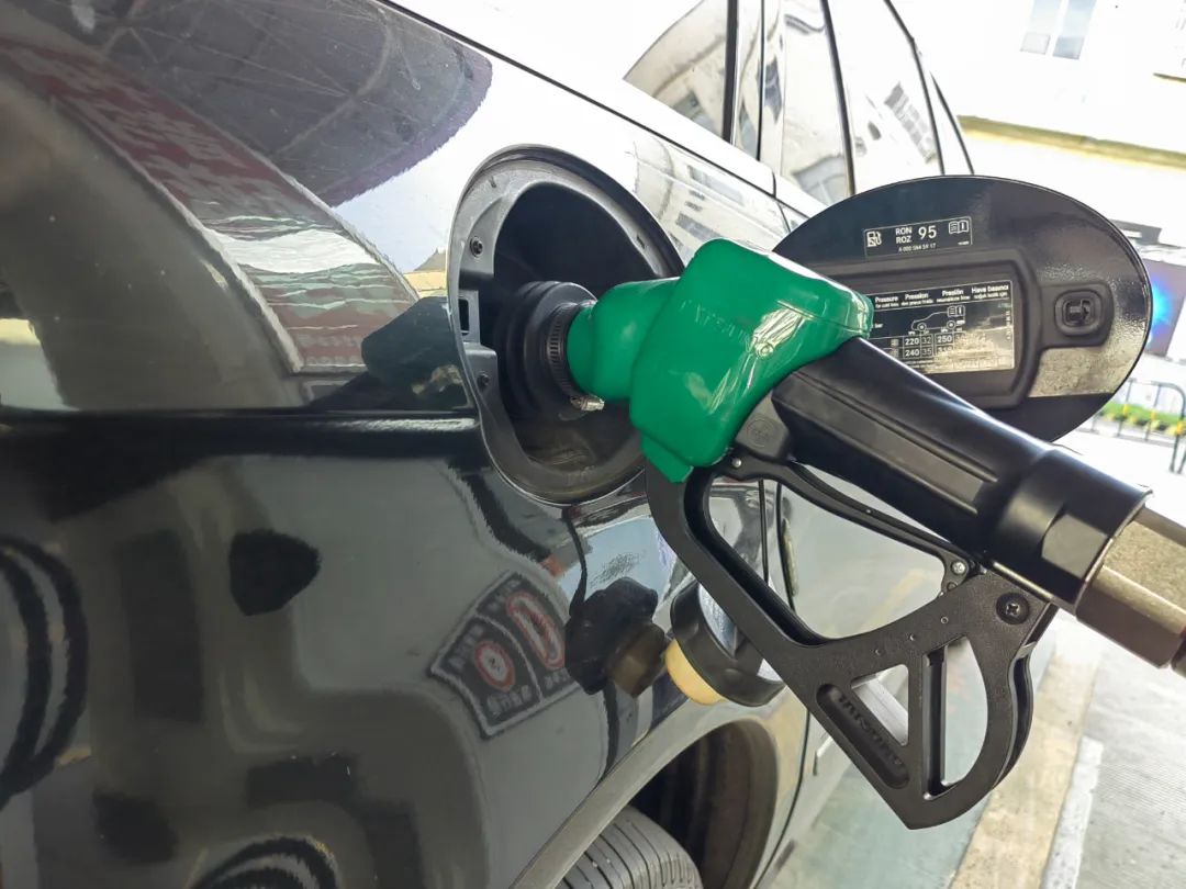 奔驰车油箱剩多少油再加油合适,奔驰glb200油箱剩多少加油合适