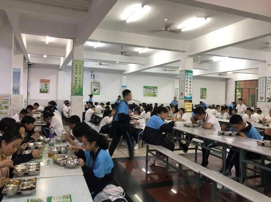 学生点外卖被按倒训斥评论解析,中学生点外卖被按倒训斥