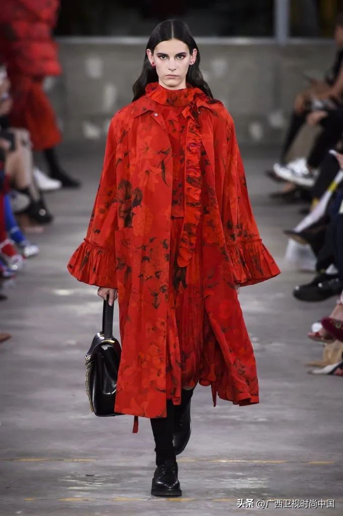 快过年了还是穿红色喜庆点,快过年了买件红色的衣服