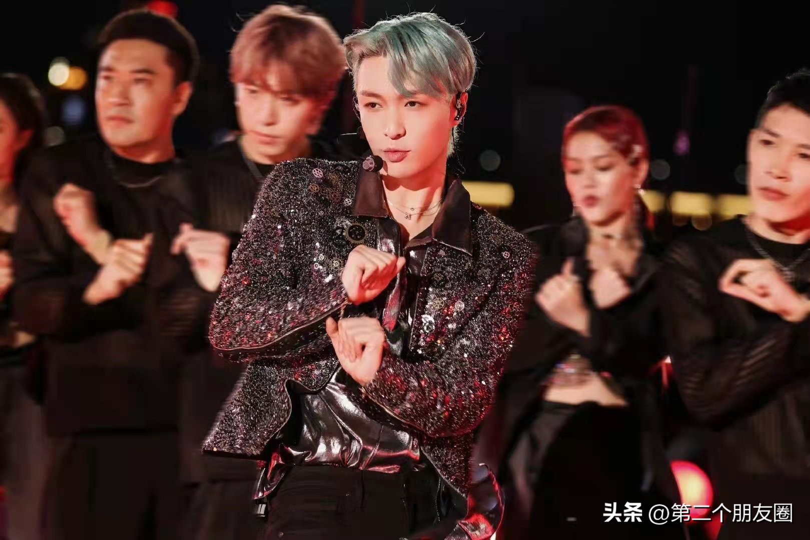 张艺兴签约全球化事业版图,张艺兴事业版图发布会后台采访