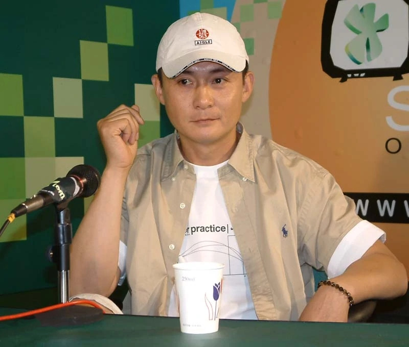 演员邢岷山:和老师女儿结婚,英雄救美被毁容,老婆女儿是心肝