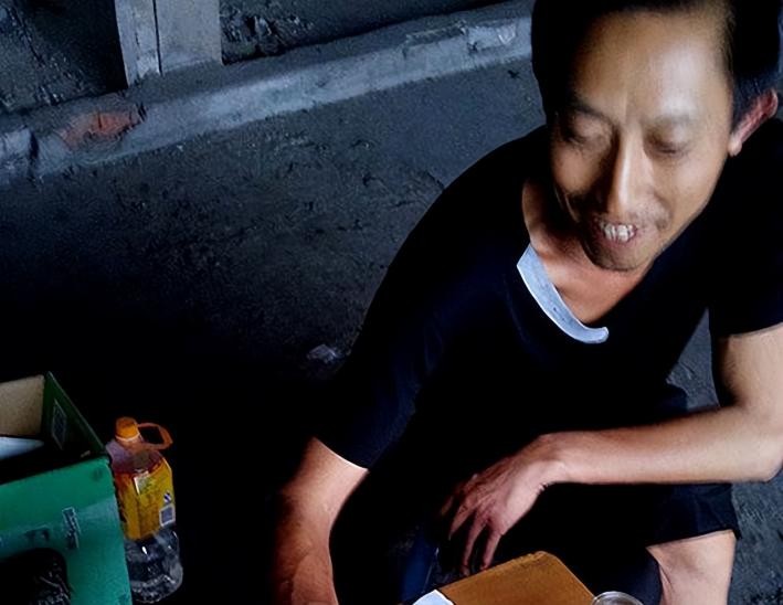 小伙卖彩票一年挣80亿,靠彩票一夜暴富走上人生巅峰