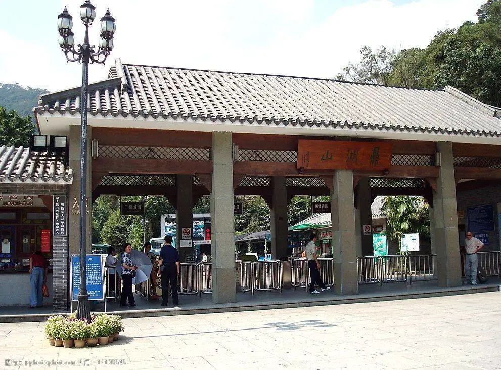 五一假期堵在回家路上,五一路上堵不适合出游