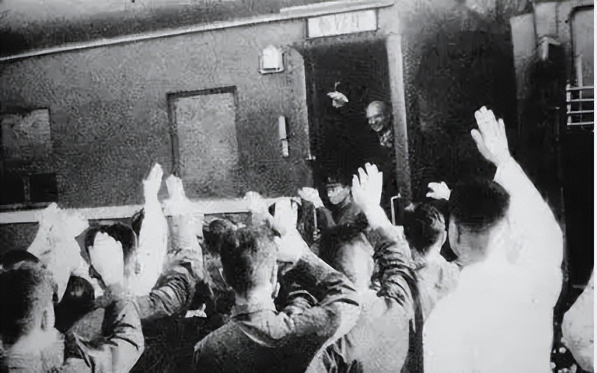 中国研发原*弹子**后，*诺斯**问：原*弹子**还是纸老虎吗？毛主席幽默回答