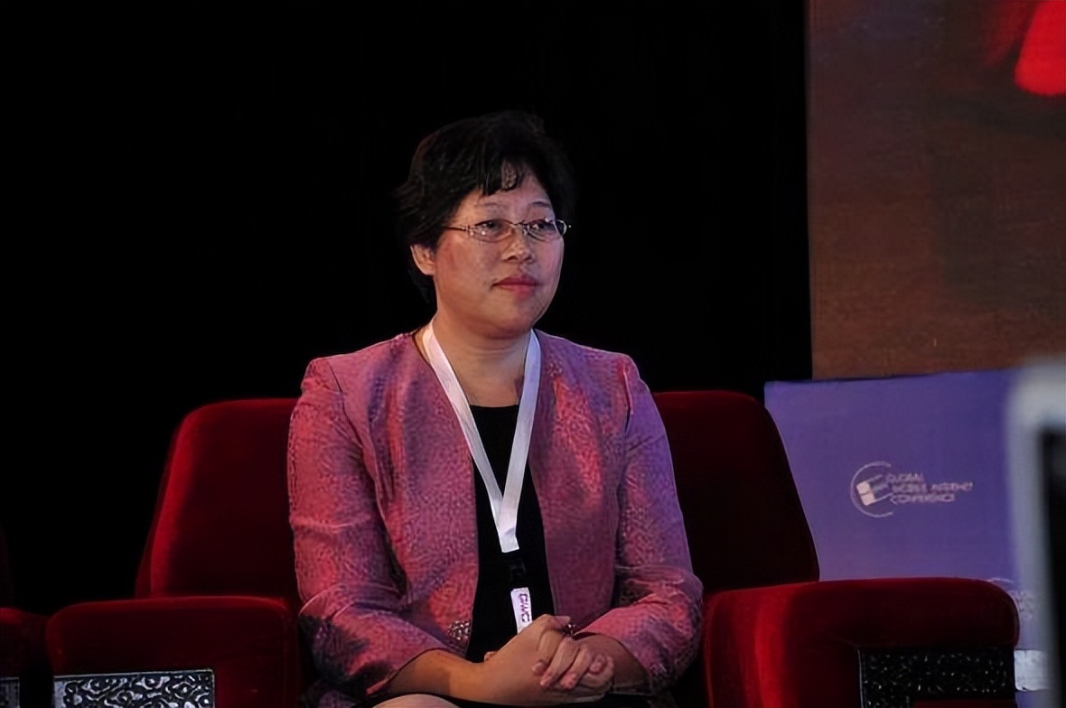 一部手机卖99元，坚持20年不倒闭的荣秀丽，是如何生存至今的