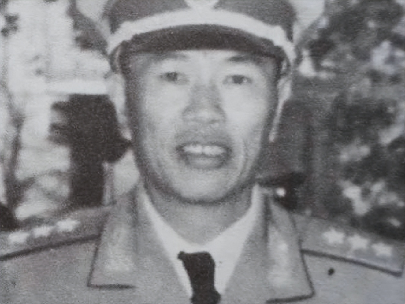 邓华缴获五箱白金龙烟，只给主席一支，主席笑笑：“财不露白”啊