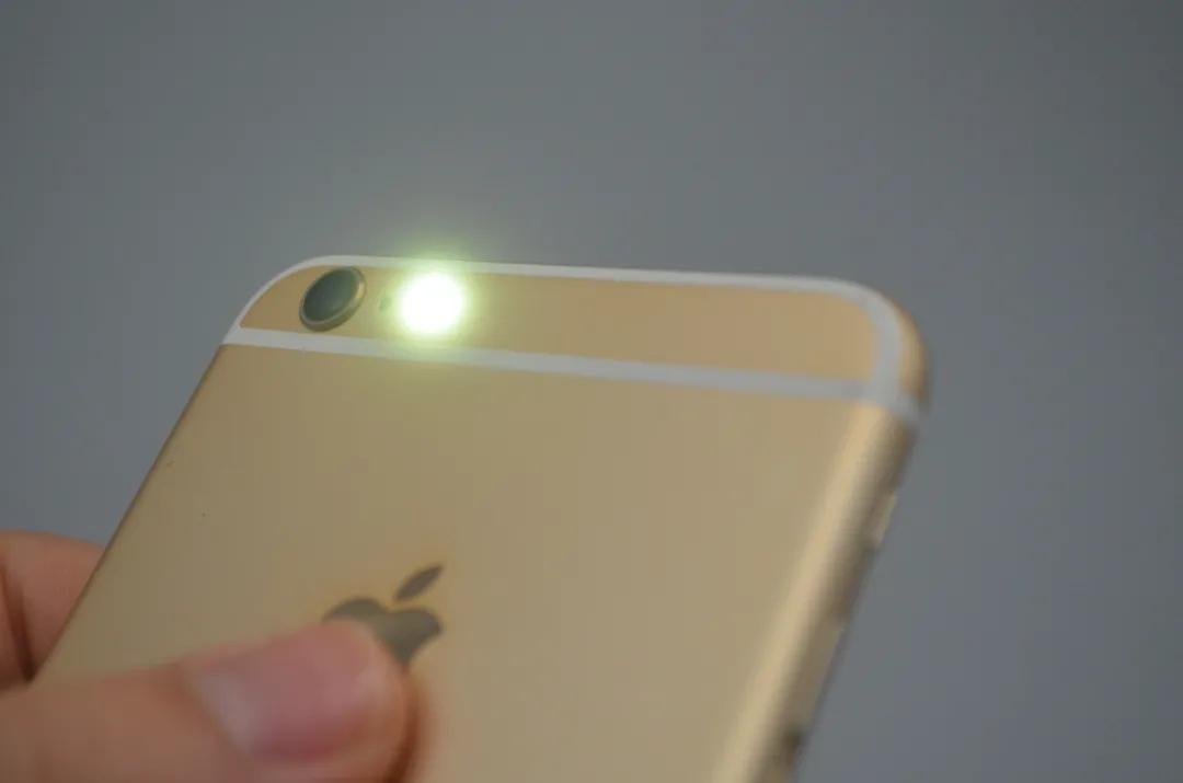 手机的手电筒功能在哪里,手机自带的手电筒会有摄像头吗