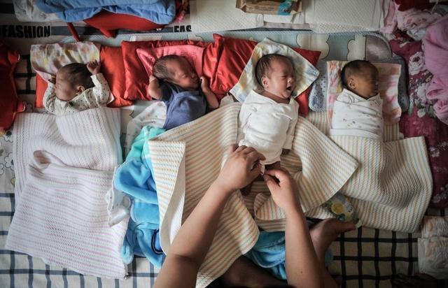 她拒绝减胎，冒着风险产下4胞胎，今全家帮忙带娃的场景让人羡慕