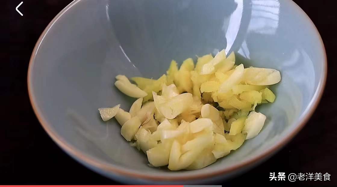 五花肉炒莲藕清脆爽口又下饭,怎么炒莲藕好吃又不发黑