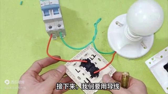 一个单开双控开关怎么接一个灯,单开双控开关接了只有一边能开