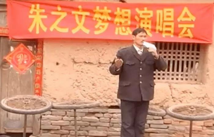 大衣哥换上新演出服,大衣哥穿西装最新图片