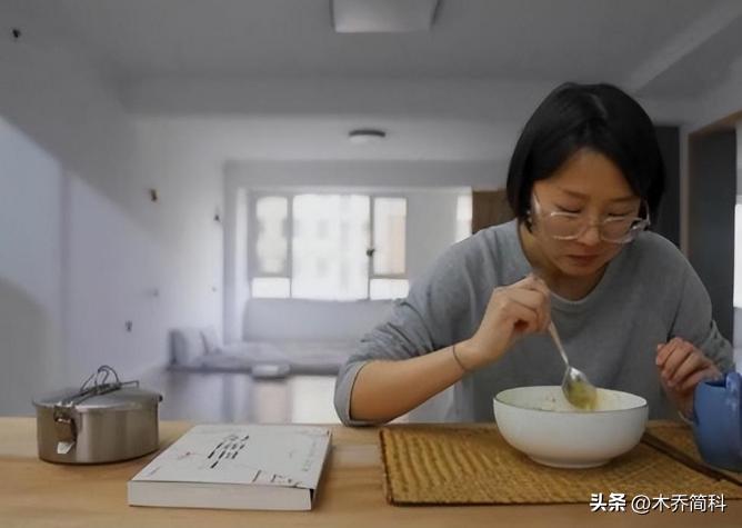 断舍离的极简生活9件家具,断舍离女孩88平6件家具