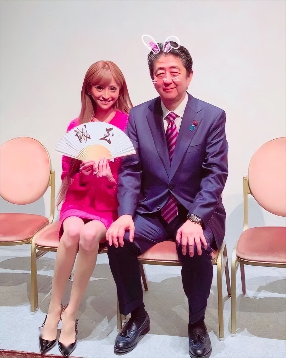 日本陪酒女王爱泽绘美里，滴酒不沾却成业界传奇，她是如何做到的