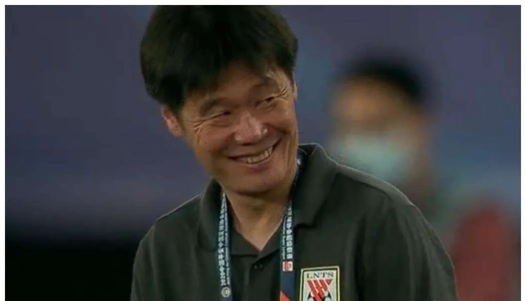 中国男足曝大瓜，前队友怒斥泰山主帅公开找小姐，还给儿子开后门