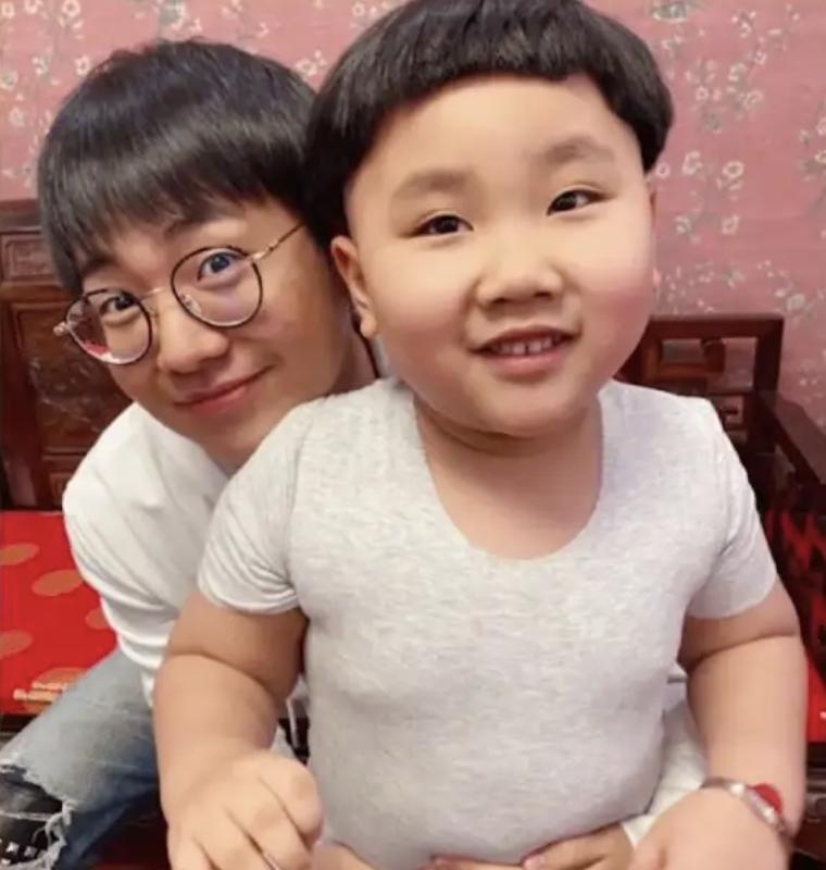 于谦和他的师傅同台谈论郭德纲,于谦假笑男孩