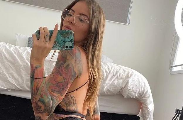 “我有两个*处私**：左边的用来接客，右边的男友专用……”