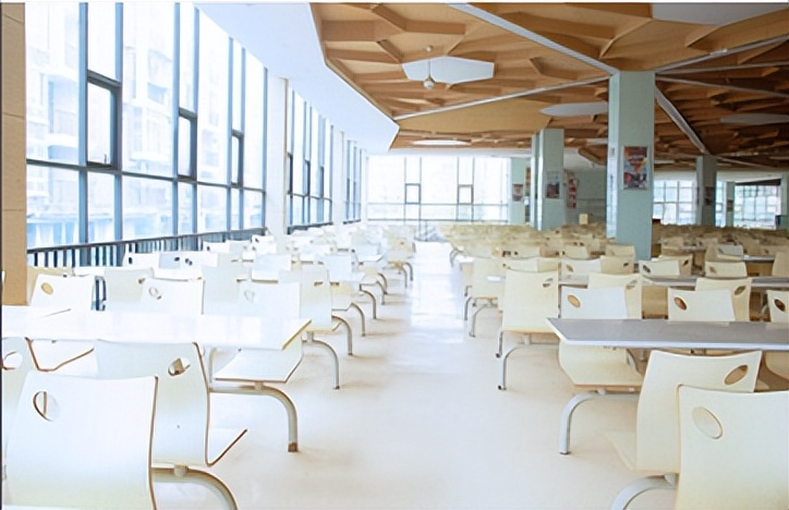 校园里面真的有飞机场和火车站吗,成都机电工程学校双流校区