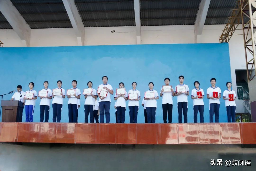 阆中中学举行2023年秋开学典礼暨学生表彰大会