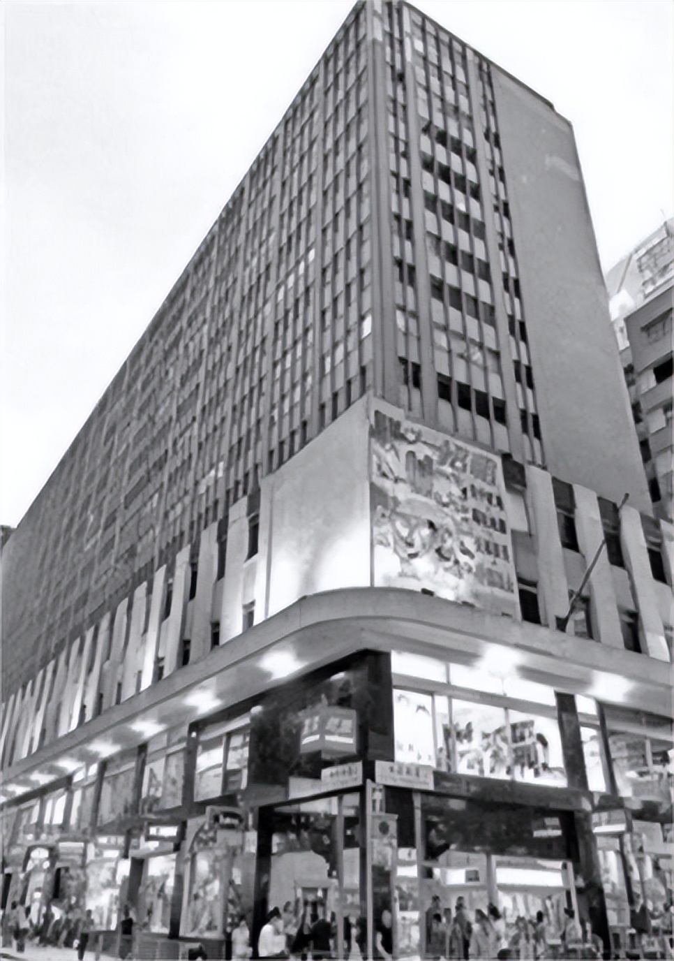 她嫁香港首富十年无子，后主动帮丈夫求娶表妹，丈夫遗言令人落泪