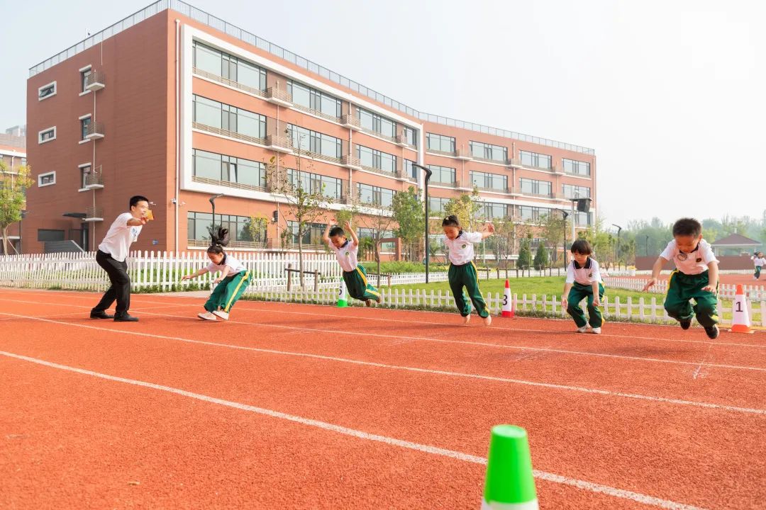 喜迎二十大奋进新征程大学,首都师范大学育新学校房山分校
