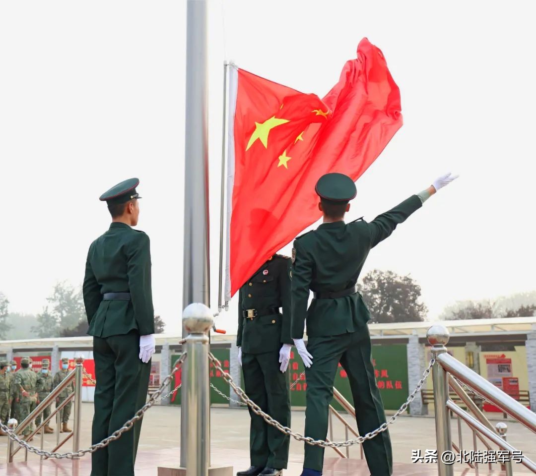 敬礼鲜艳的五星红旗,鲜艳五星红旗下敬礼视频