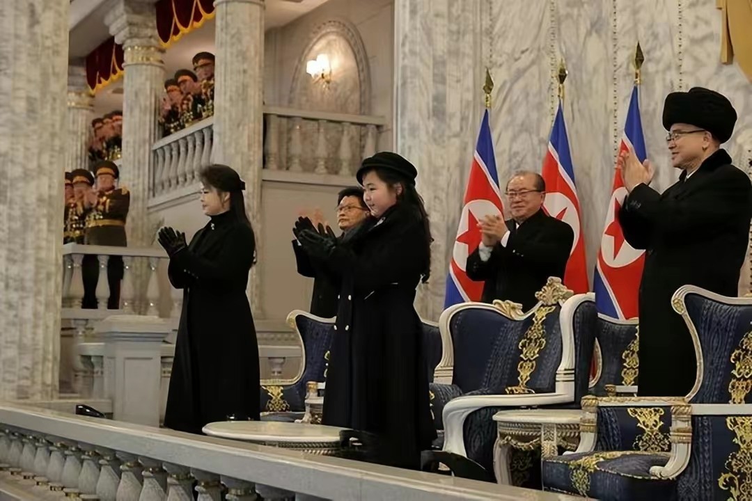 金正恩9岁女儿太成熟！闪耀亮相打扮成妈妈同款，身材富态太像爸