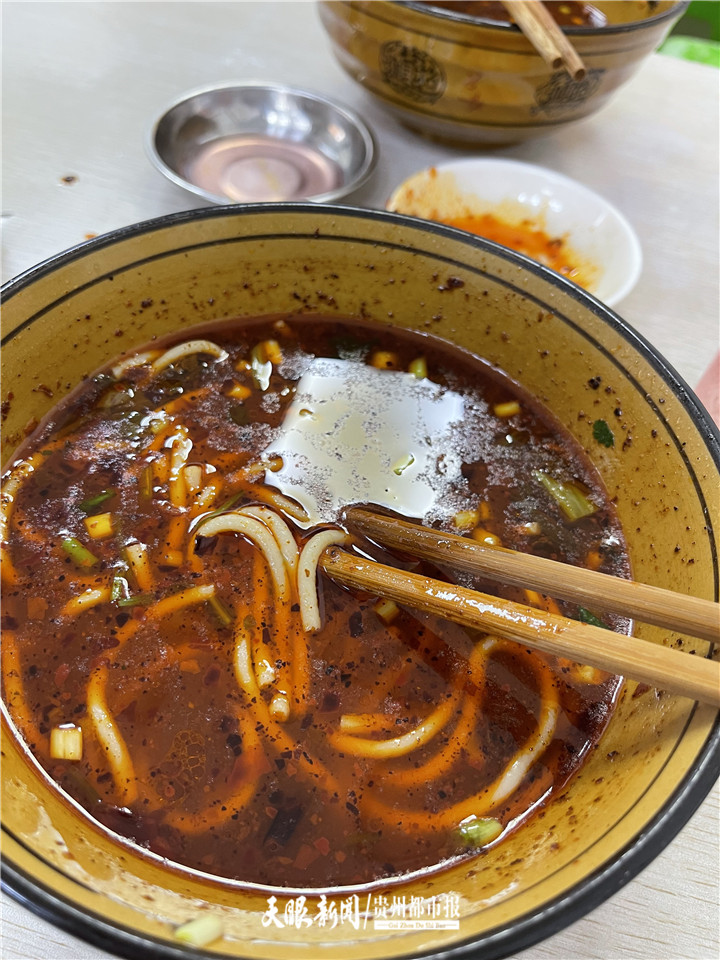 小伙吃炒粉吃出抹布索赔1000元,男子吃月饼吃出螺丝获赔