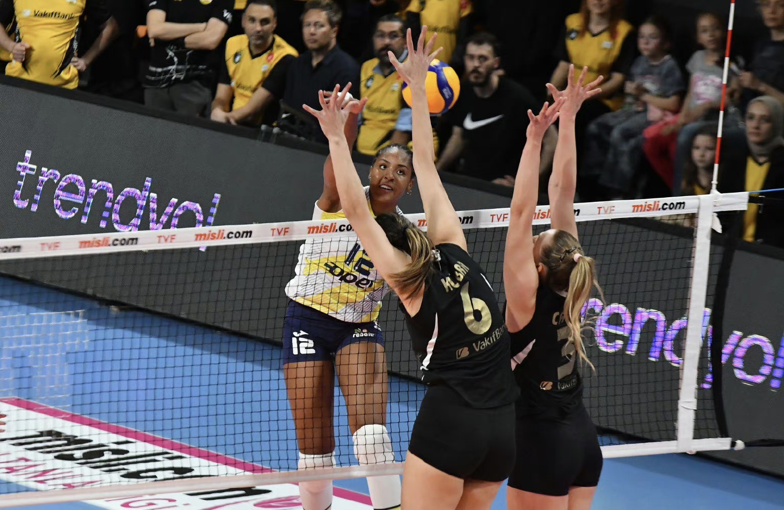 可惜！卫冕冠军3-0获胜却无缘决赛，世界冠军教头被红牌罚下