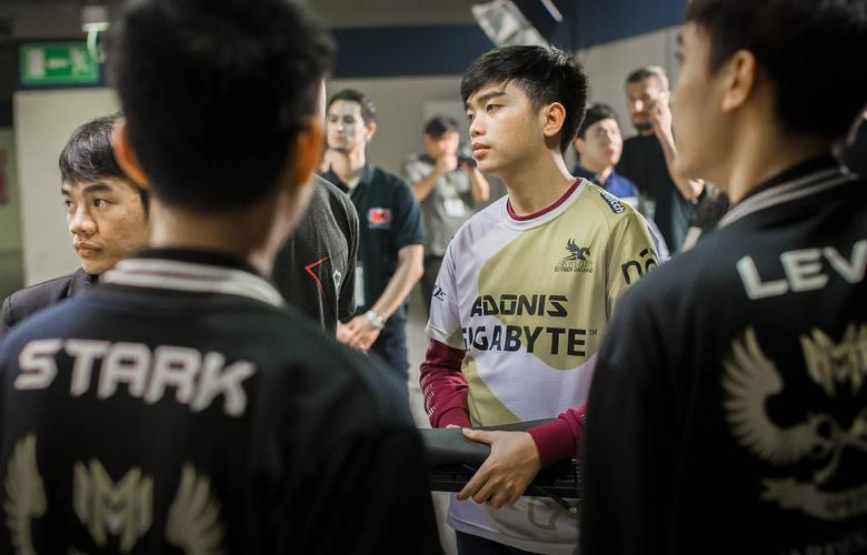 faker被打的最惨,faker把lpl队伍打了个遍