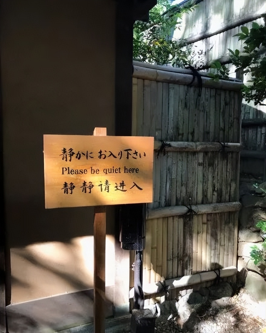 关于搞笑讽刺日本人的文案,日本语搞笑笑得肚子疼