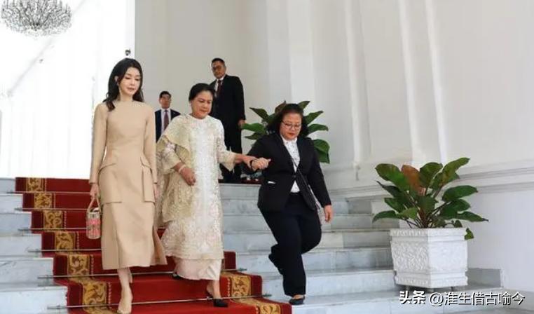 印度峰会上争奇斗艳：韩国第一夫人好嫩，日本第一夫人清新脱俗