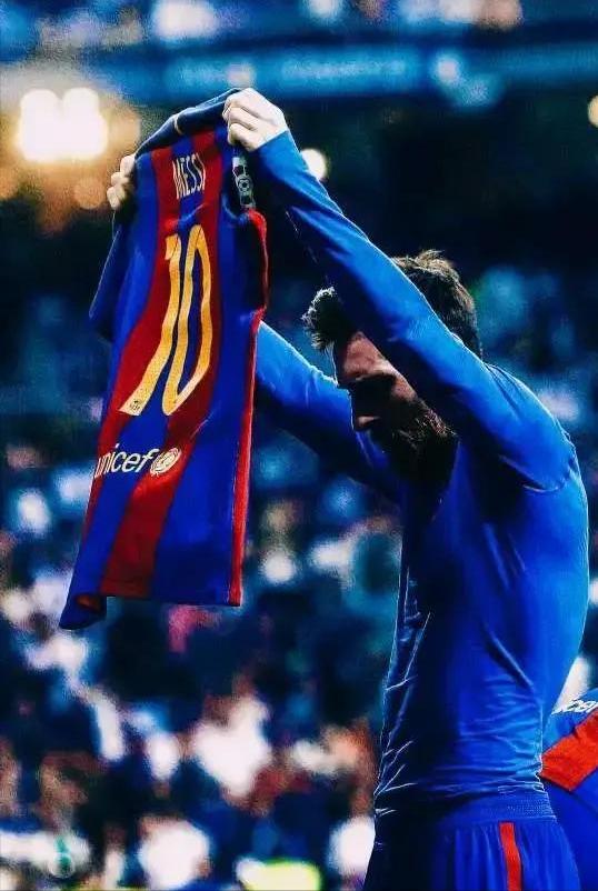 2020-2021西班牙德比皇马vs巴萨,2011国家德比皇马vs巴萨梅西踢看台