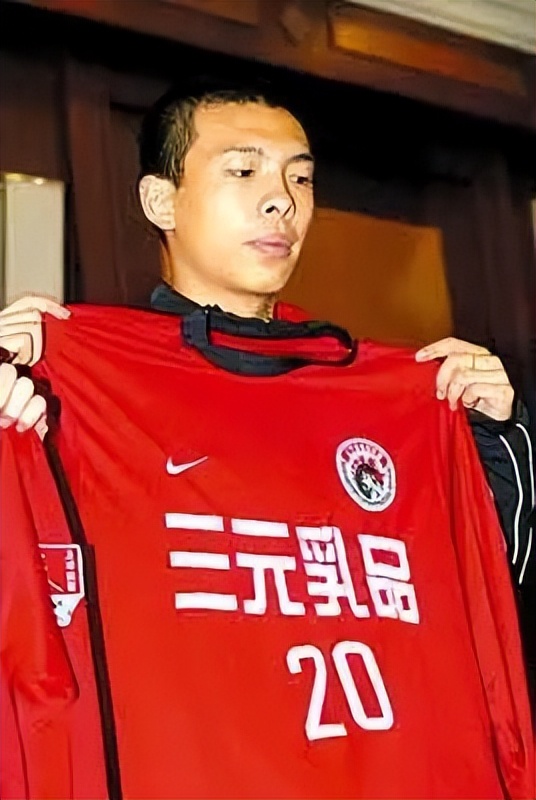 徐亮：中超任意球高手却被赵本山点名训斥，娶三任妻子如今成网红