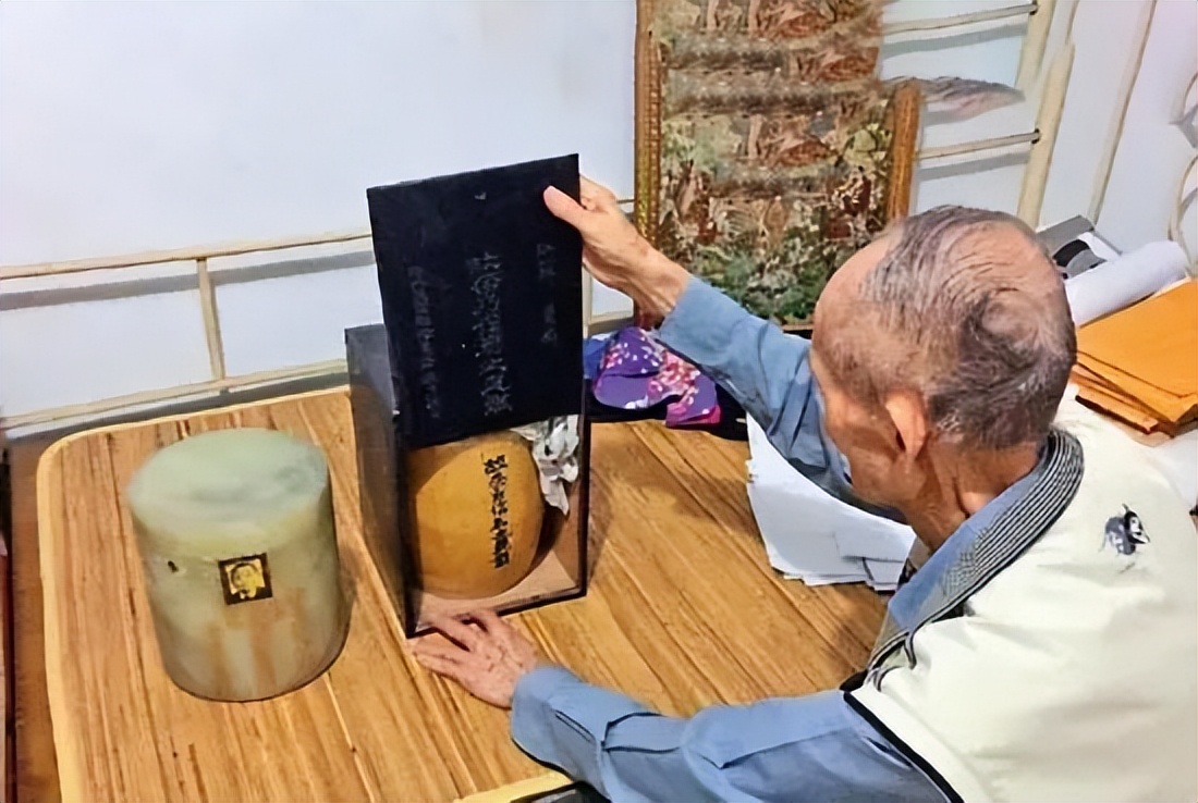 92年香港机场检测仪突然报警，安保拦住台湾律师，搜包后当即报警