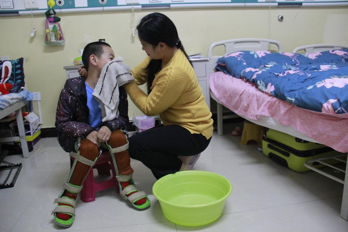 孕妇不小心压到肚子早产,孕妈因女儿起夜碰到肚子导致早产